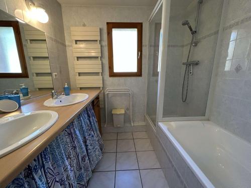 Ένα μπάνιο στο Maison spacieuse 8 pers avec terrasse - St-Chaffrey-S.Chevalier - FR-1-330E-134