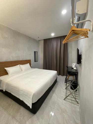 HPY Hotel في ايبوه: غرفة نوم فيها سرير ومكتب