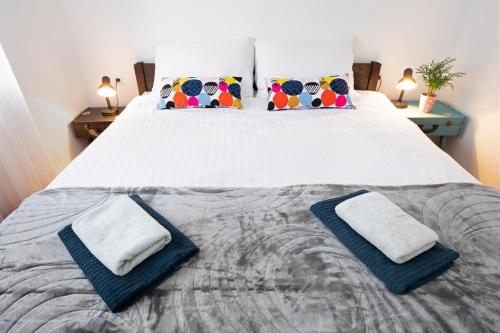 Un pat sau paturi într-o cameră la Lea and Maks's City Apartment URBAN STAY