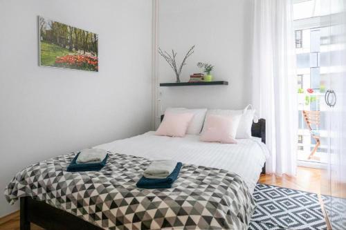 Lea and Maks's City Apartment URBAN STAY