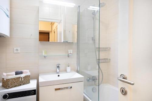 Lea and Maks's City Apartment URBAN STAY