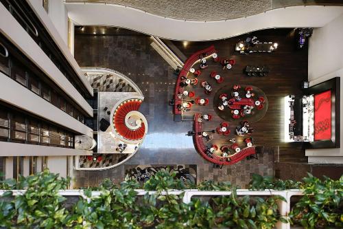 - une vue sur un restaurant situé dans un bâtiment dans l'établissement Hilton Brisbane, à Brisbane