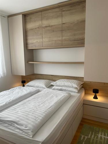 1 dormitorio con 1 cama grande y 2 almohadas en SQUARE en Čačak