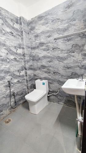 Un baño de Shree Govindam Guest House