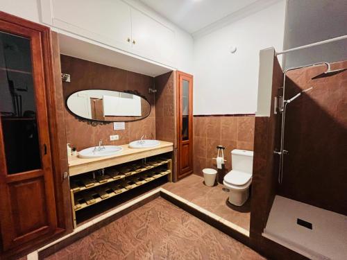 uma casa de banho com 2 lavatórios e um WC em Malak-Rooms em Málaga