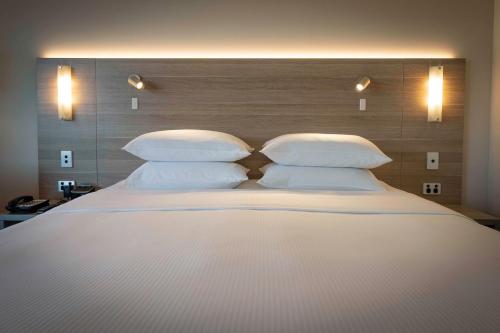 Postel nebo postele na pokoji v ubytování DoubleTree by Hilton Cairns