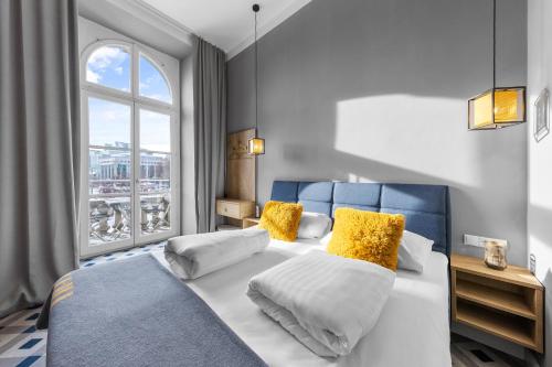 Postel nebo postele na pokoji v ubytování KH Opera Apartments