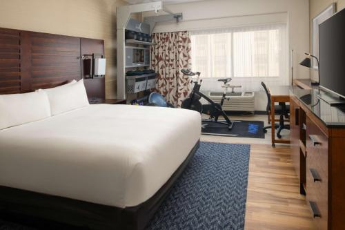 um quarto de hotel com uma cama grande e uma secretária em DoubleTree by Hilton San Francisco Airport em Burlingame