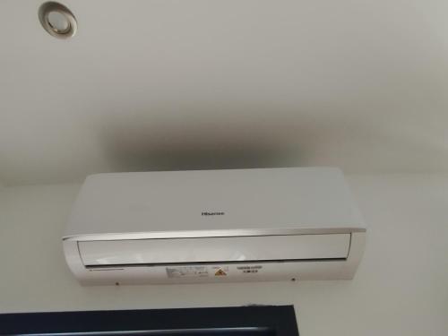 a microwave oven in a room with a ceiling at La casa di Teresa in Taranto