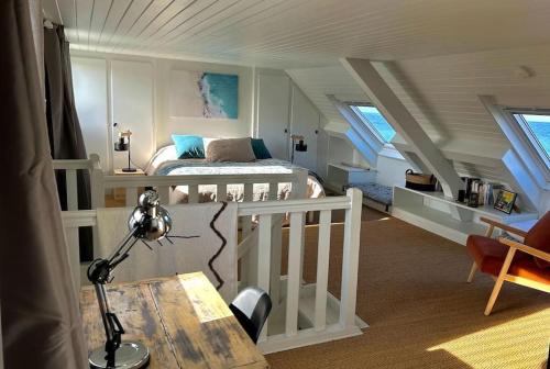 une chambre avec un lit et un bureau dans une pièce dans l'établissement Vue Mer 76 Sunset, à Étretat