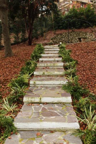 a stepping stone path in a garden with plants at Villa Jasmine in Arcugnano
