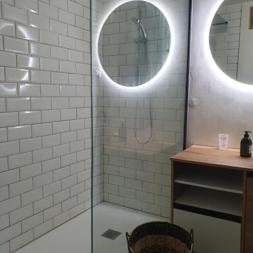 une salle de bain avec une douche avec un lavabo et un miroir dans l'établissement Welcom To 