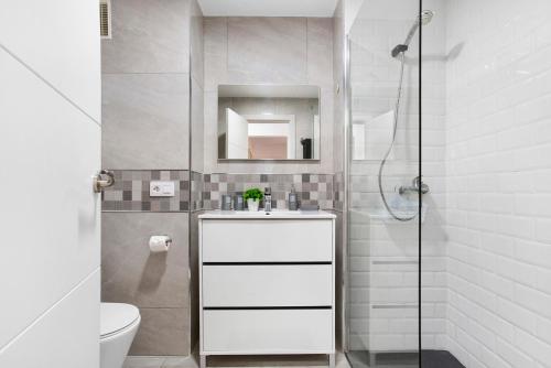 a bathroom with a white sink and a shower at Casa Alex Prieto 3 Habitaciones in Puerto del Rosario