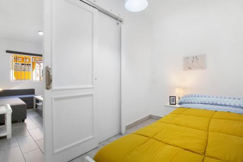 a bedroom with a yellow bed and a desk at Casa Alex Prieto 3 Habitaciones in Puerto del Rosario