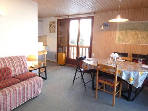 un salon avec une table et un canapé dans l'établissement Chalet familial 6 pers. à 800m des remontées mécaniques - Saint-Lary-Soulan. - FR-1-457-243, à Saint-Lary-Soulan