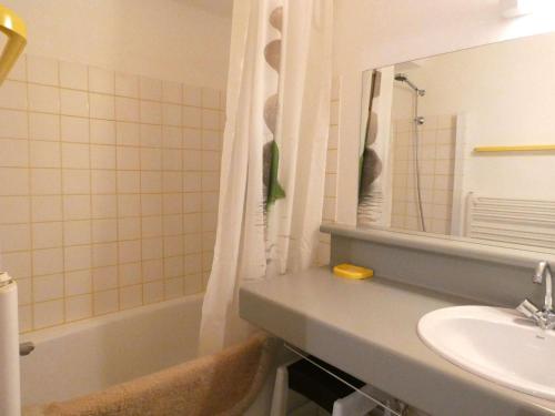 une salle de bain avec un lavabo, une baignoire et un miroir dans l'établissement Chalet familial 6 pers. à 800m des remontées mécaniques - Saint-Lary-Soulan. - FR-1-457-243, à Saint-Lary-Soulan