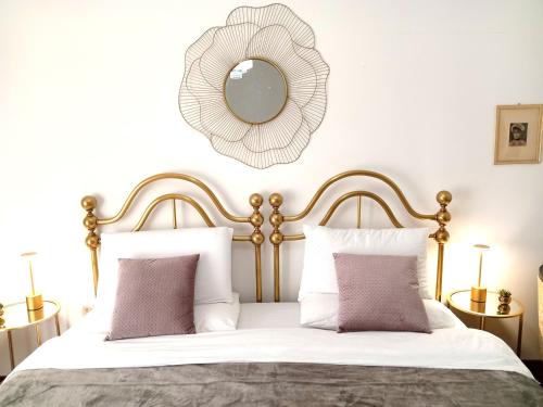 1 dormitorio con 1 cama con espejo en la pared en Le Tre Civette en Sassari