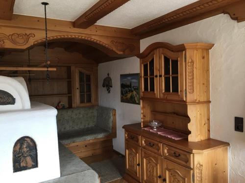LangkampfenにあるHaus Gerlinde Schernthanerのベッド1台と木製キャビネットが備わる客室です。