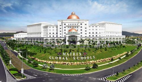 un gran edificio blanco con una cúpula dorada en la parte superior en Ninja's Sweet Home en Kampong Gadong Jaya