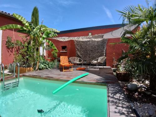 - une piscine avec des nouilles dans la cour dans l'établissement Studio rouge Lagon, à Romans-sur-Isère