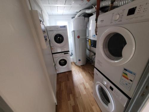 lavadero con lavadora y secadora en Appartements à Meaux - Proche de Disney, en Meaux