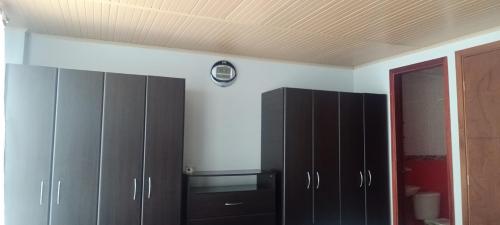 a room with black cabinets and a ceiling at Tranquilo baño privado in Chía