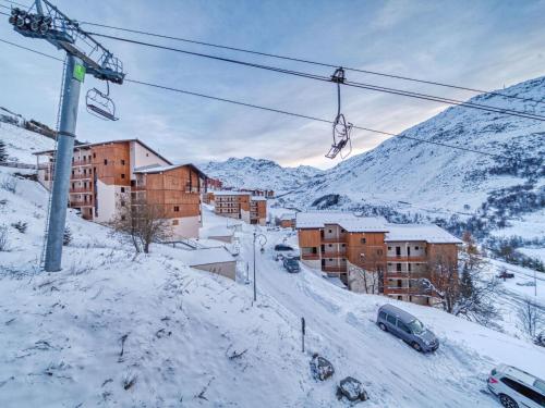 une station de ski dans la neige avec une remontée mécanique dans l'établissement Apartment Argousier 134 B by Interhome, aux Menuires