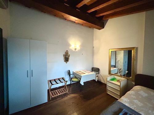 波爾托格魯阿羅的住宿－Damabianca，一间卧室配有一张床、一张书桌和一面镜子