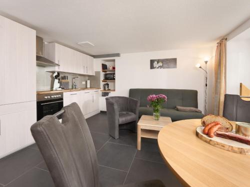 eine Küche und ein Wohnzimmer mit einem Tisch und Stühlen in der Unterkunft Apartment Fürderer by Interhome in Eisenbach