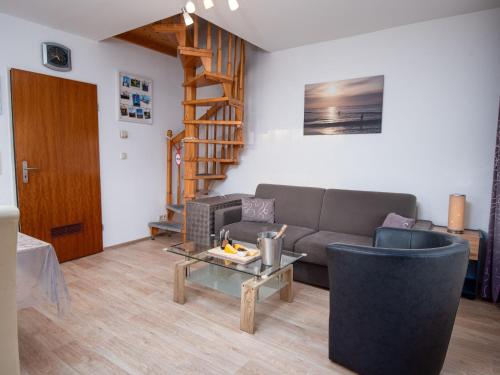 ein Wohnzimmer mit Sofa und Tisch in der Unterkunft Apartment Blinkfeuer by Interhome in Norddeich