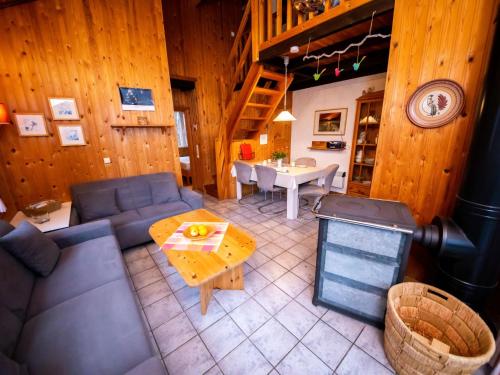 ein Wohnzimmer mit einem Sofa und einem Tisch in der Unterkunft Holiday Home Ferienpark Extertal-2 by Interhome in Bremke