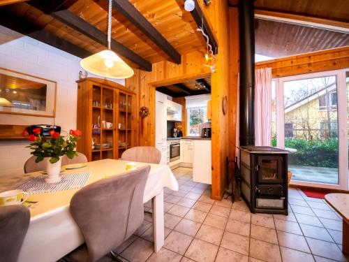 eine Küche und ein Esszimmer mit einem Tisch und einem Herd in der Unterkunft Holiday Home Ferienpark Extertal-2 by Interhome in Bremke