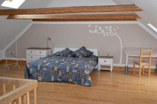 - une chambre avec un lit, une table et un bureau dans l'établissement Ferienhaus Ella, à Tönning