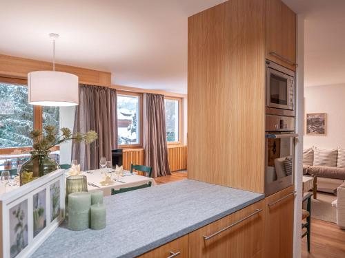 Η κουζίνα ή μικρή κουζίνα στο Apartment Chesa Nair 9D by Interhome