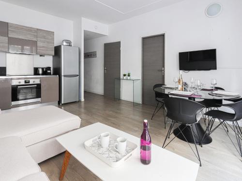 un salon avec un canapé blanc et une table dans l'établissement Apartment Le Mozart by Interhome, à Nice