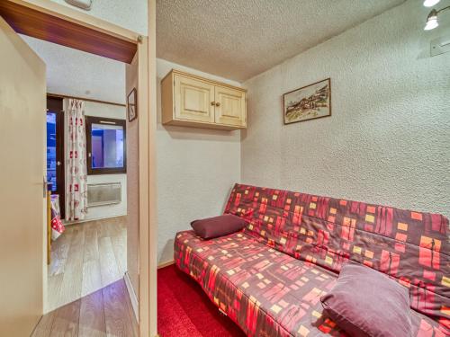 een woonkamer met een bank in een kamer bij Apartment Gentianes by Interhome in Les Menuires