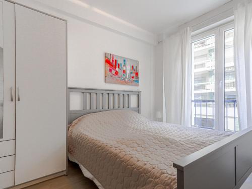 une chambre blanche avec un lit et une fenêtre dans l'établissement Apartment Le Mozart by Interhome, à Nice