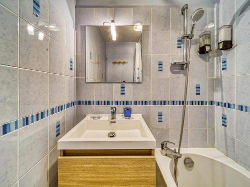 une salle de bain avec un lavabo, une douche et une baignoire dans l'établissement Apartment Les Gentianes 110 by Interhome, aux Menuires