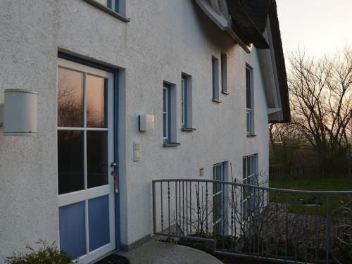 a building with a blue door on the side of it at Großer Wattläufer in Welt
