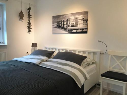a bed in a bedroom with a picture on the wall at Eidernest in Garding