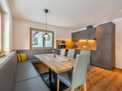 Ruang duduk di Apartment Leo-3 by Interhome
