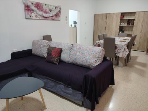 uma sala de estar com um sofá e uma mesa em Dolphin Court 3-Bedroom Sea View Apartment in Marsaskala, Malta em Marsaskala