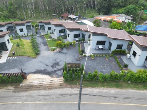een luchtzicht op een huis met een tuin bij The Hill Resort Thalang Phuket in Ban Chin Tham Mai