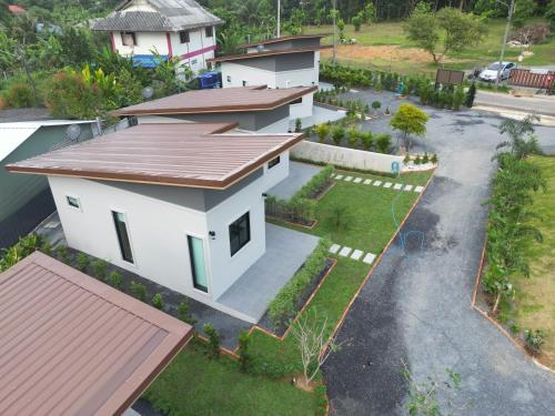 een uitzicht op een huis met een dak bij The Hill Resort Thalang Phuket in Ban Chin Tham Mai