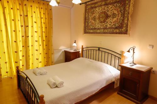 Una cama o camas en una habitación de Dr Spyrou seafront villa
