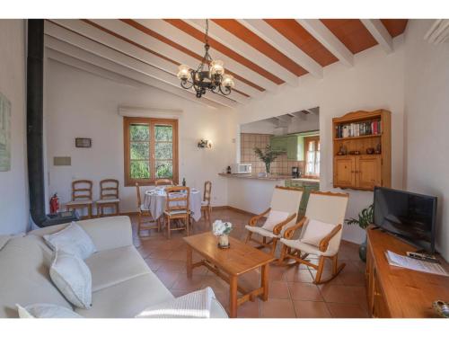 ein Wohnzimmer mit einem Sofa und einem Tisch in der Unterkunft Holiday Home Casita Roqueta - MDS100 by Interhome in Maria de la Salut
