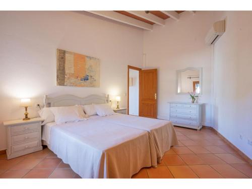 ein Schlafzimmer mit einem großen weißen Bett und zwei Nachttischen in der Unterkunft Holiday Home Casita Roqueta - MDS100 by Interhome in Maria de la Salut