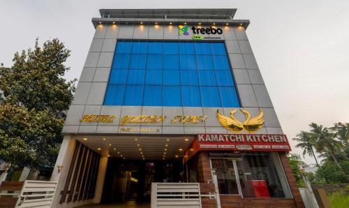 un edificio con una señal que lee el centro de kaitlin curry en Treebo Trend Golden Swan Airport Free Pick & Drop en Chennai