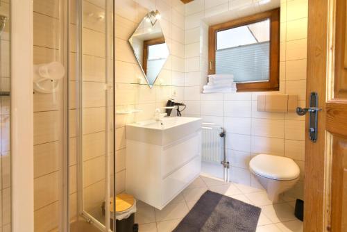 ein Bad mit einem Waschbecken und einem WC in der Unterkunft Ruadlhof in Leutasch