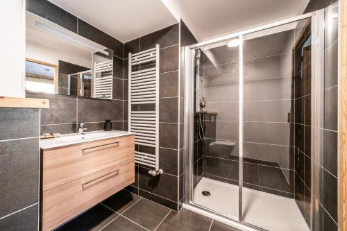 un baño con ducha y lavabo en Apartment Clematis Les Gets- BY EMERALD STAY, en Les Gets